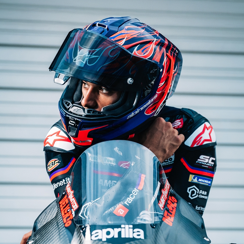 Alpinestars Supertech R-10 Flyte motocikla ķivere, pilna izmēra, ierobežotas izlaiduma, Jorge Martin, violeti sarkana