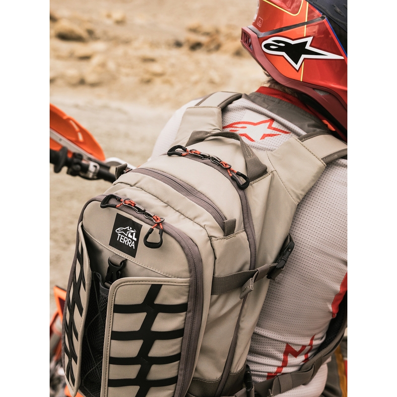 Alpinestars AT-15 motocikla mugursoma smilšu oranžā krāsā 15 l