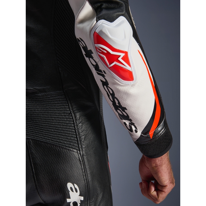 Alpinestars GP TECH V5 ādas motocikla kombinezons melns-balts-fluorescējoši sarkans