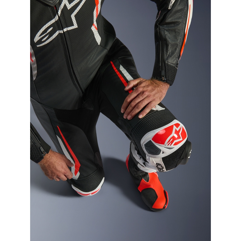 Alpinestars GP TECH V5 ādas motocikla kombinezons melns-balts-fluorescējoši sarkans