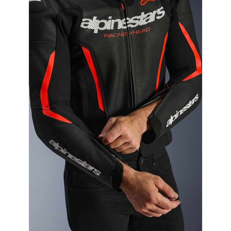 Alpinestars GP Force V2 Airflow ādas motocikla jaka melna-fluorescējoši sarkana-balta