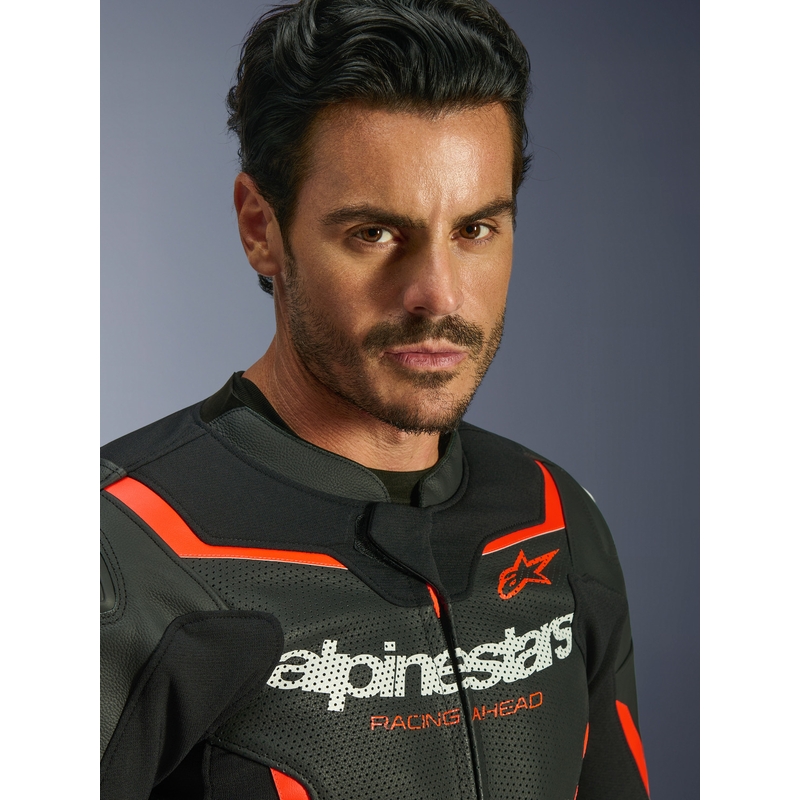 Alpinestars GP Force V2 Airflow ādas motocikla jaka melna-fluorescējoši sarkana-balta