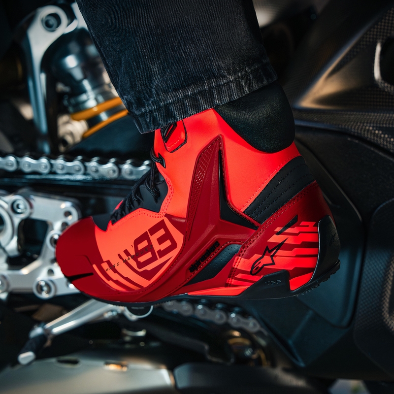 Alpinestars Faster-4 MM93 motociklu zābaki, fluorescējoša kolekcija, sarkani-sarkani-melni