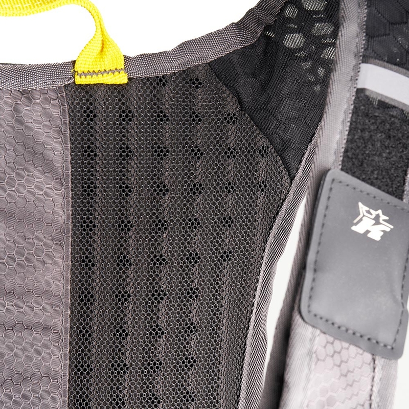 Hidratācijas mugursoma KINI Red Bull 1.0 Hydration Backpack antracīta krāsā