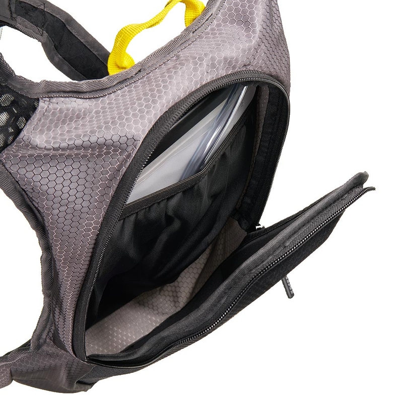 Hidratācijas mugursoma KINI Red Bull 1.0 Hydration Backpack antracīta krāsā